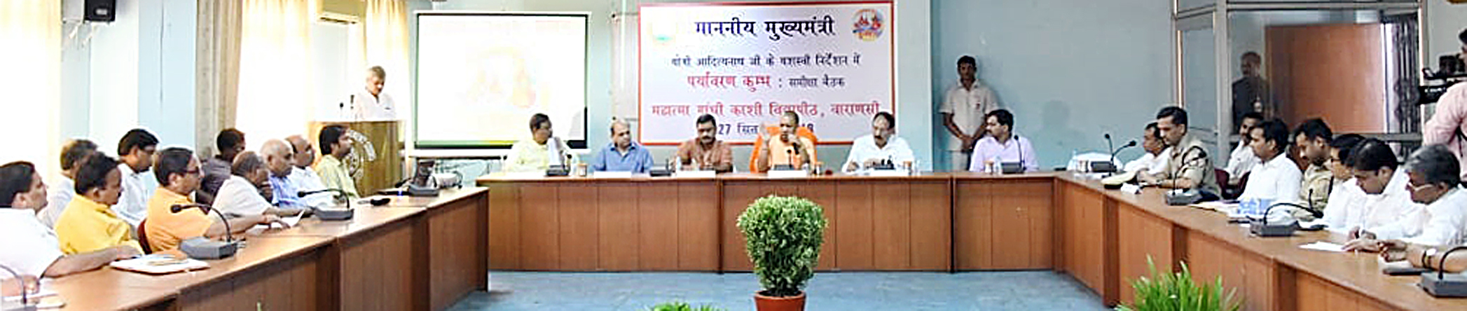 UPCM वाराणसी मण्डल के जिलाधिकारियों के साथ समीक्षा बैठक करते हुए