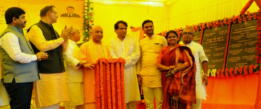UPCM गोरखपुर में हवाई अड्डे के नये टर्मिनल भवन फेज-2 और BRD मेडिकल काॅलेज में नवनिर्मित 108 बेड के रैन बसेरे का उद्घाटन करते हुए