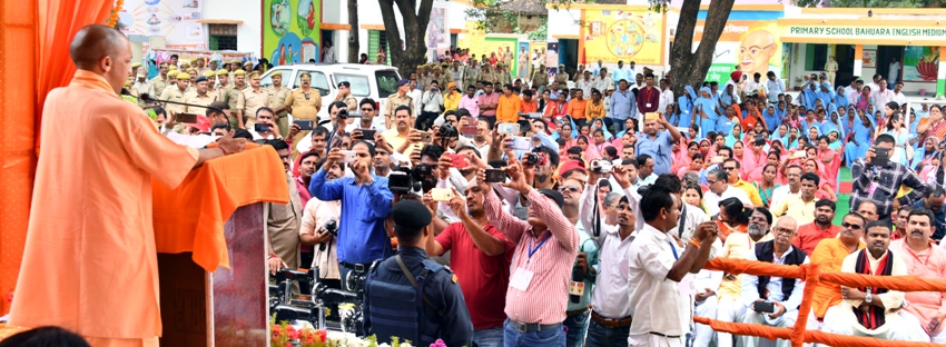 UPCM सोनभद्र में कार्यक्रम को सम्बोधित करते हुए