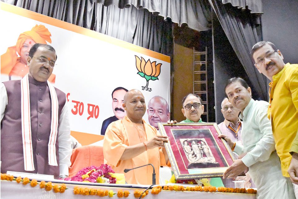 UPCM को स्मृति भेंट करते हुए