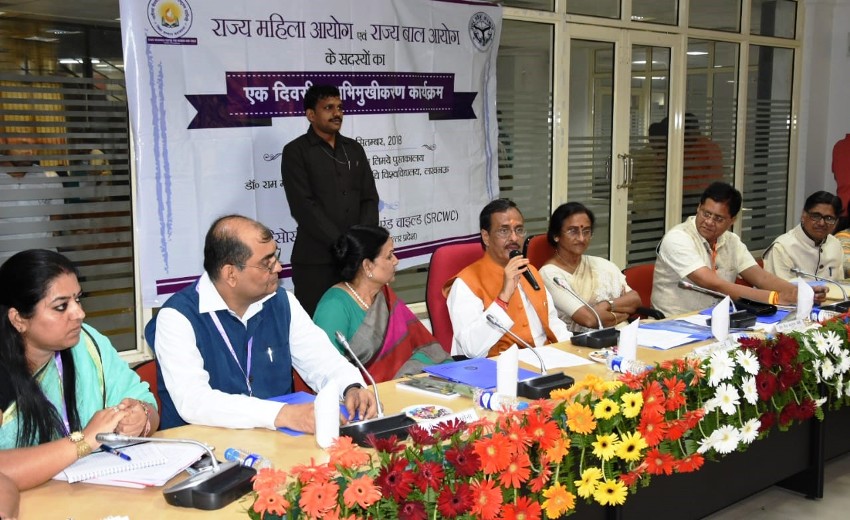 UP_Dy_CM महिला एवं बाल आयोग के सदस्यों के एक दिवसीय अभिमुखीकरण कार्यक्रम को सम्बोधित करते हुए