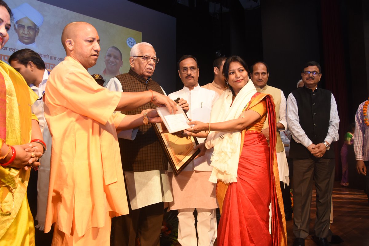 राज्यपाल राम नाईक और UPCM 'शिक्षक सम्मान समारोह' में शिक्षकों को उनके उत्कृष्ट कार्यों के लिए सम्मानित करते हुए