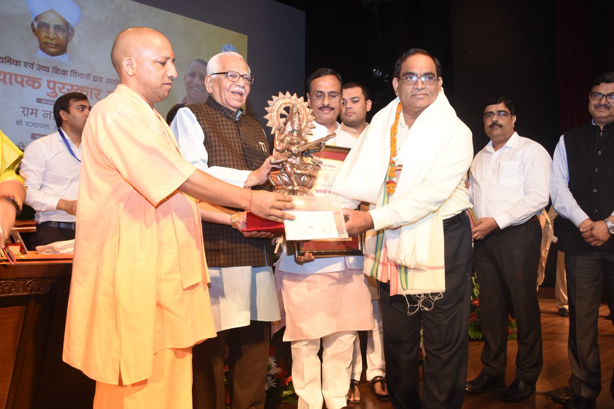  राज्यपाल राम नाईक और UPCM 'शिक्षक सम्मान समारोह' में शिक्षकों को उनके उत्कृष्ट कार्यों के लिए सम्मानित करते हुए