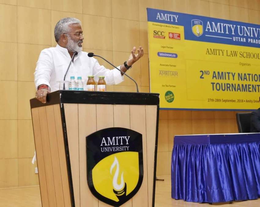 परिवहन राज्यमंत्री एमिटी लाॅ स्कूल, नॉएडा में आयोजित 2nd एमिटी नेशनल अल्टरनेटिव डिस्प्यूट रेड्रेशल टूर्नामेण्ट कार्यक्रम को समबोधित करते हुए