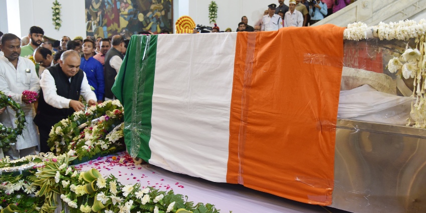 मुख्य सचिव अनूप चंद्र पांडे पूर्व CM स्व. नारायण दत्त तिवारी के पार्थिव शरीर पर पुष्पांजलि अर्पित करते हुए