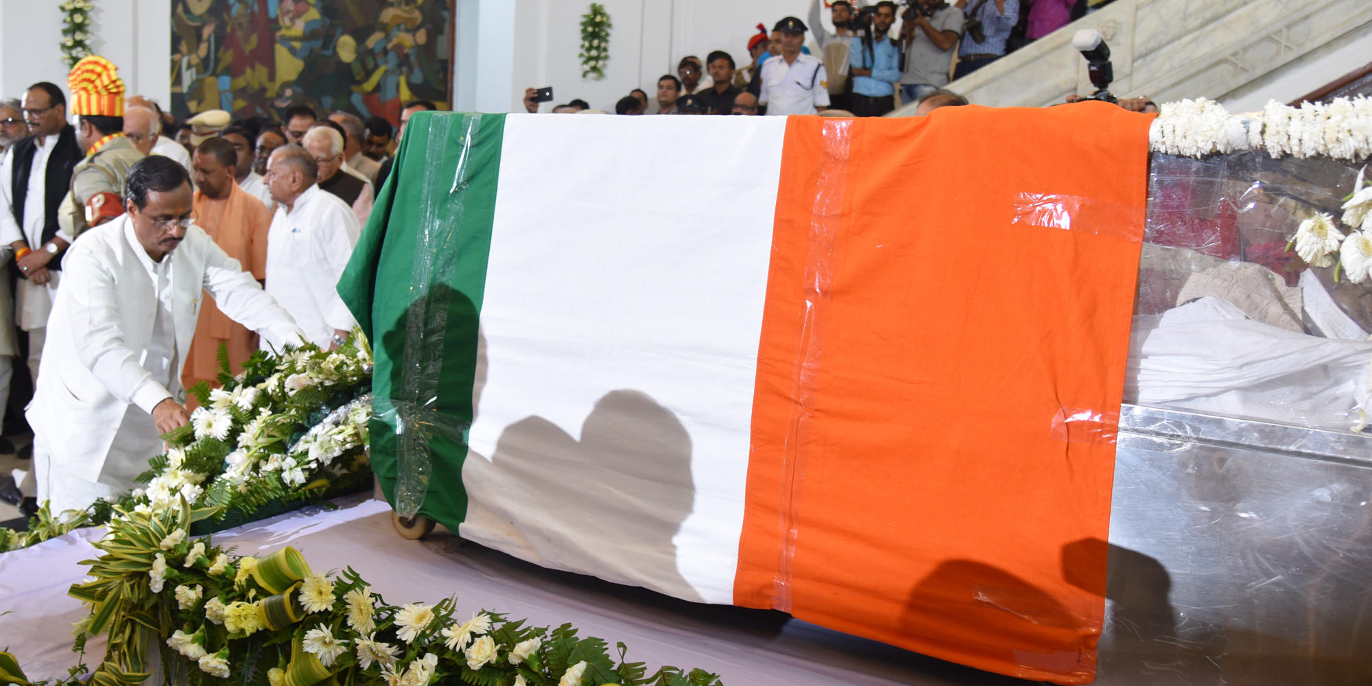 UP_Dy_CM डॉ. दिनेश शर्मा पूर्व CM स्व. नारायण दत्त तिवारी के पार्थिव शरीर पर पुष्पांजलि अर्पित करते हुए