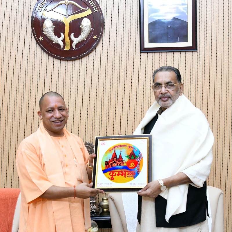 UPCM केन्द्रीय कृषि एवं किसान कल्याण मंत्री राधा मोहन सिंह को कुम्भ-2019 का लोगो भेंट करते हुए