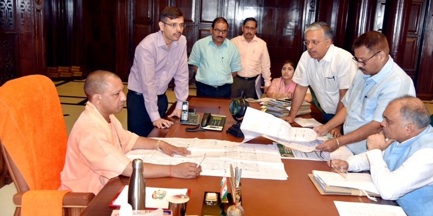 UPCM लोक भवन स्थित अपने कार्यालय कक्ष में अधिकारियों के साथ बैठक करते हुए