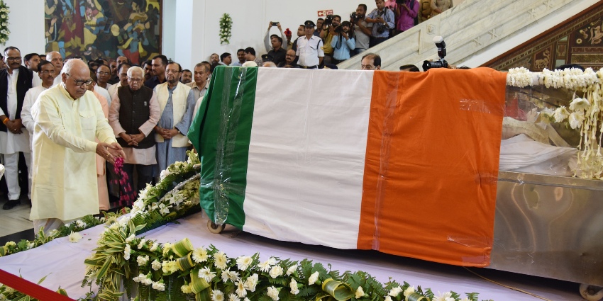 उत्तर प्रदेश विधानसभा अध्यक्ष ह्रदय नारायण दीक्षित पूर्व CM स्व. नारायण दत्त तिवारी के पार्थिव शरीर पर पुष्पांजलि अर्पित करते हुए