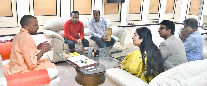 UPCM से शास्त्री भवन में प्रसिद्ध गायिका अनुराधा पौडवाल ने मुलाकात करते हुए