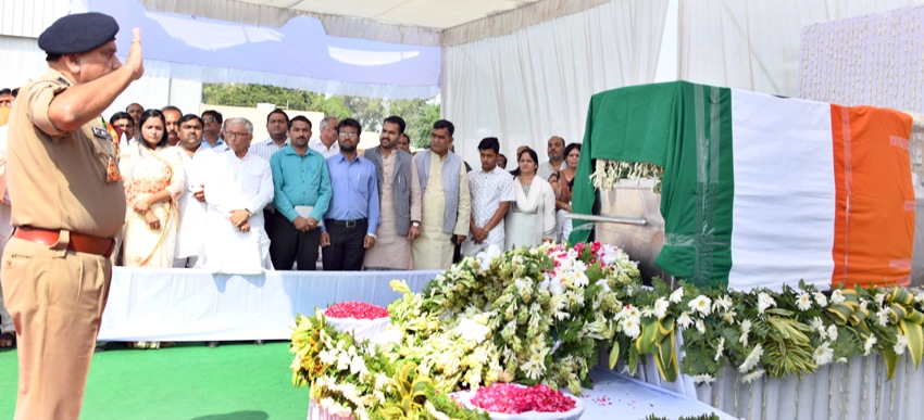 DGP O.P Singh पूर्व CM स्व. नारायण दत्त तिवारी के पार्थिव शरीर पर पुष्पांजलि अर्पित करते हुए
