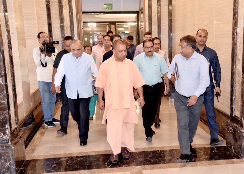 UPCM लोक भवन का निरीक्षण करते हुए