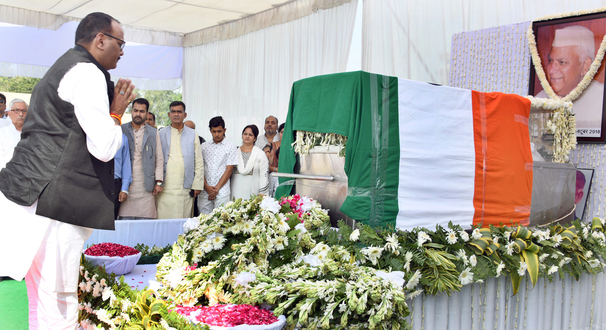 कानून मंत्री ब्रजेश पाठक पूर्व CM स्व. नारायण दत्त तिवारी के पार्थिव शरीर पर पुष्पांजलि अर्पित करते हुए