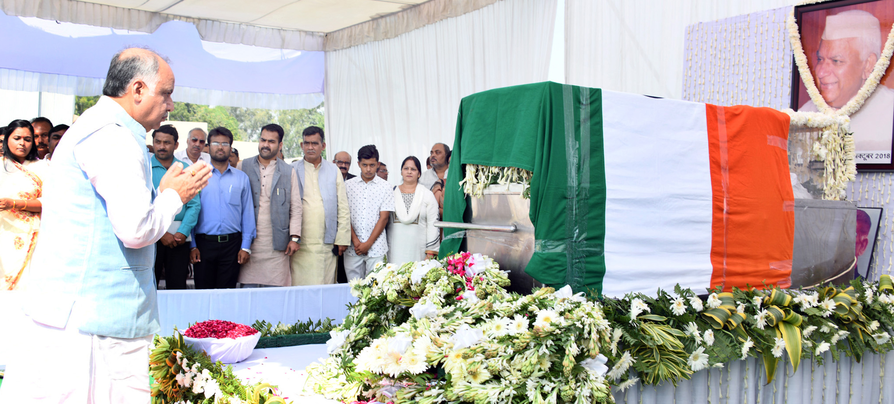 मंत्री आशुतोष टंडन पूर्व CM स्व. नारायण दत्त तिवारी के पार्थिव शरीर पर पुष्पांजलि अर्पित करते हुए