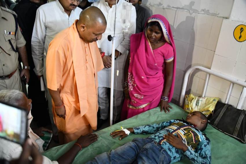 UPCM जिला मेमोरियल अस्पताल का औचक निरीक्षण करते हुए