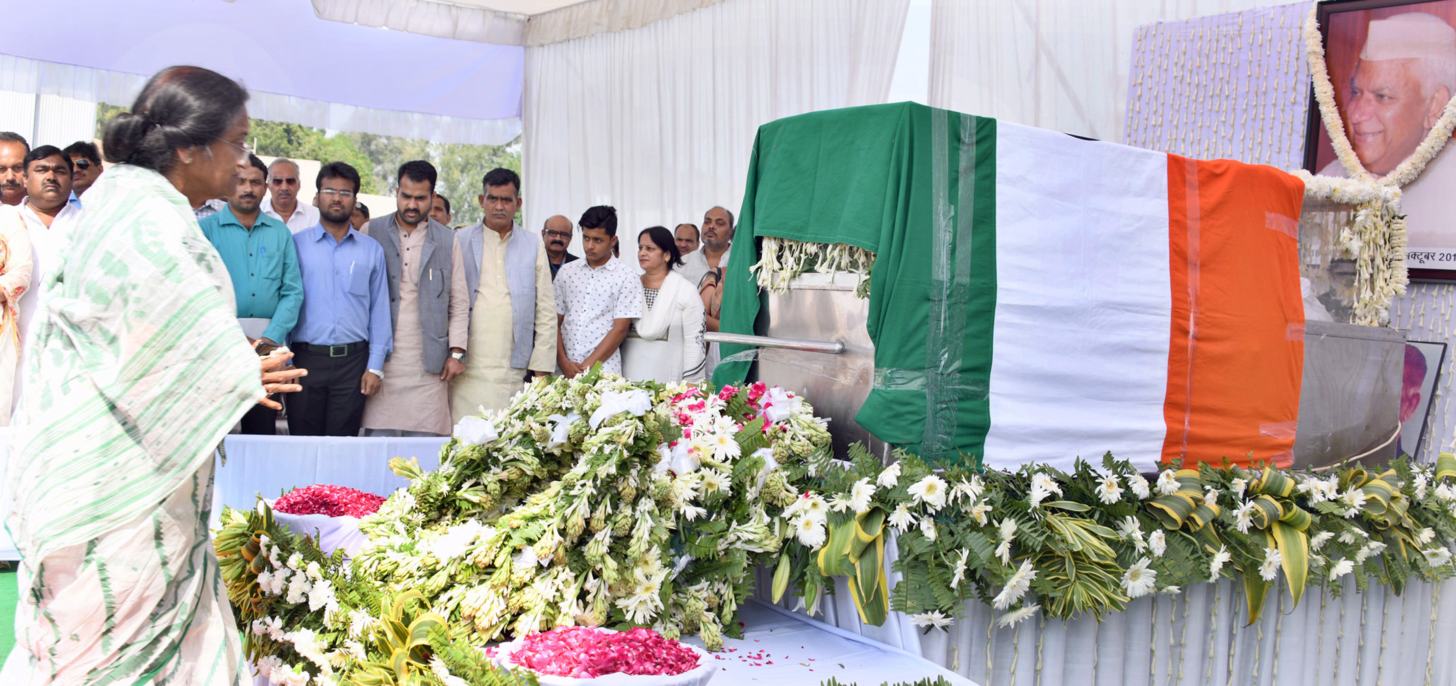 मंत्री रीता बहुगुणा पूर्व CM स्व. नारायण दत्त तिवारी के पार्थिव शरीर पर पुष्पांजलि अर्पित करते हुए