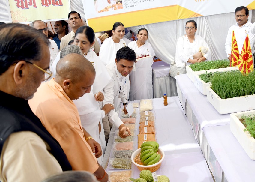 UPCM ‘कृषि कुम्भ’ कार्यक्रम में प्रदर्शनी का अवलोकन करते हुए