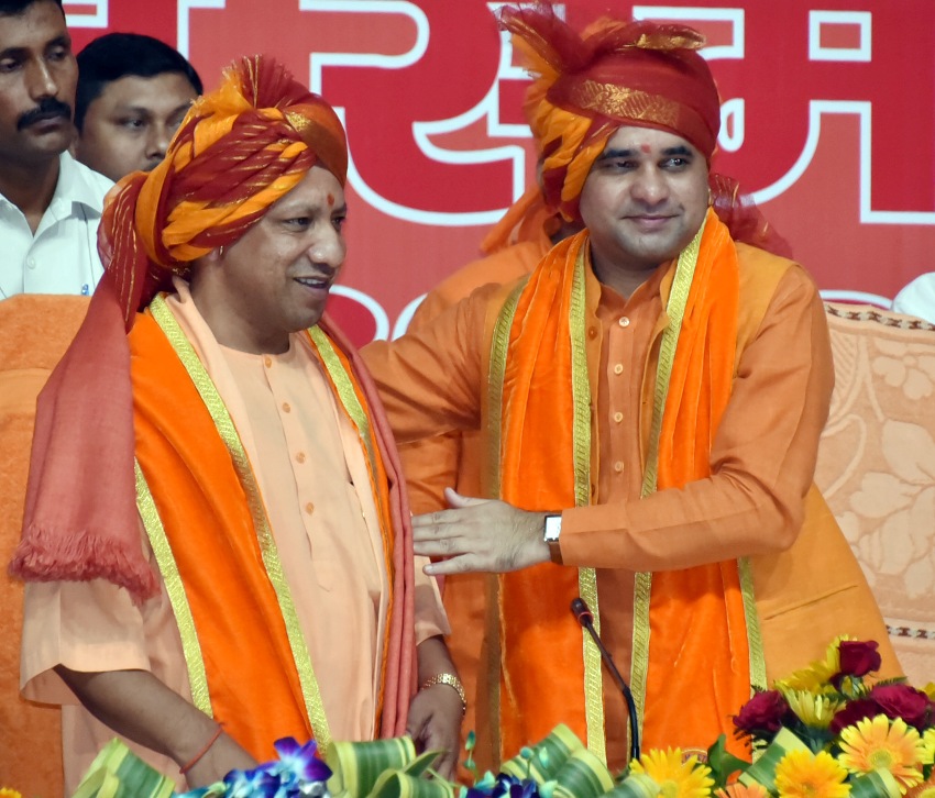 UPCM का कार्यक्रम के दौरान स्वागत करते हुए
