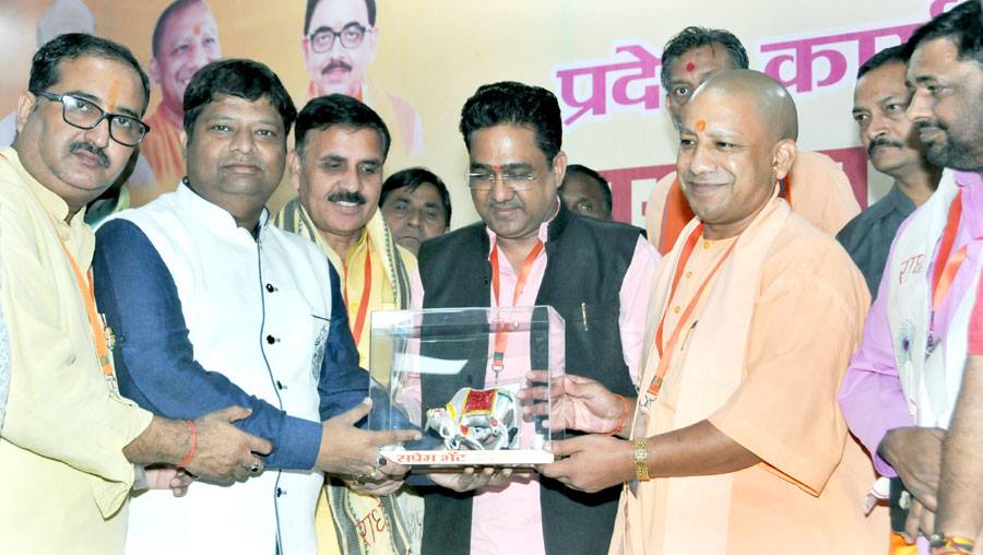 UPCM को भाजपा अनुसूचित मोर्चा के कार्यकर्ता स्मृति भेंट करते हुए