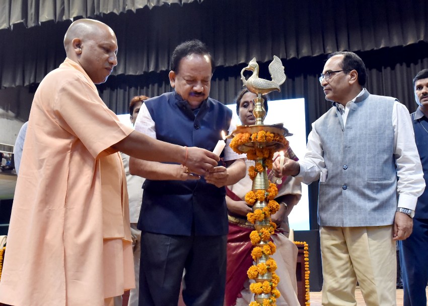 UPCM हेल्थ काॅन्क्लेव ‘ट्रांसफाॅर्मिंग इण्डियन हेल्थ’ कार्यक्रम का दीप प्रज्ज्वलित कर शुभारंभ करते हुए