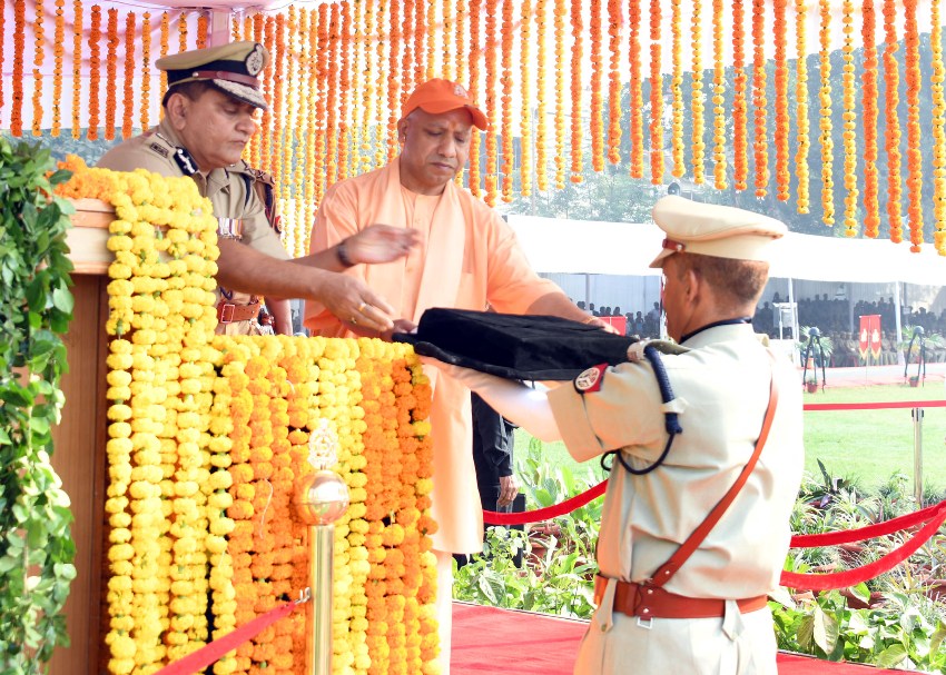 UPCM 'पुलिस स्मृति दिवस' पर पुलिसकर्मियों को सम्मानित करते हुए