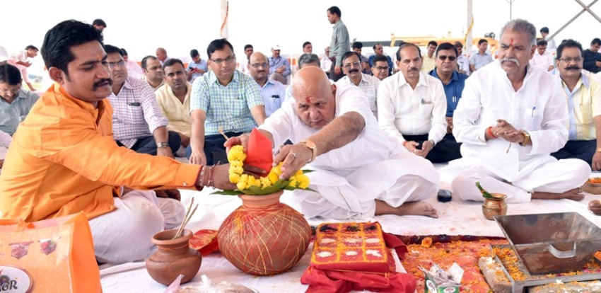 कृषि मंत्री सूर्य प्रताप शाही अक्टूबर में आयोजित ‘कृषि कुम्भ-2018’ के कार्यों का शुभारम्भ भूमि पूजन करते हुए