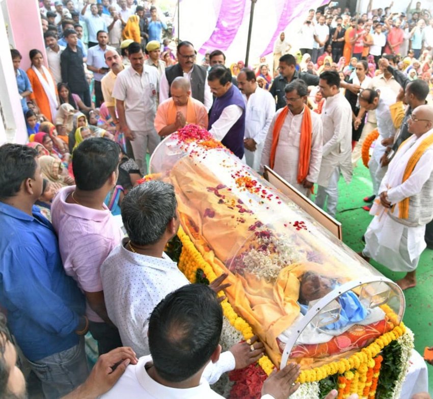 UPCM कौशाम्भी में UP_Dy_CM केशव प्रसाद मौर्य के पिता के निधन पर उन्हें श्रद्धांजलि अर्पित करते हुए