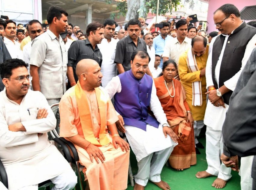UPCM कौशाम्भी में UP_Dy_CM केशव प्रसाद मौर्य के पिता के निधन पर उन्हें श्रद्धांजलि अर्पित कर परिजनों के साथ