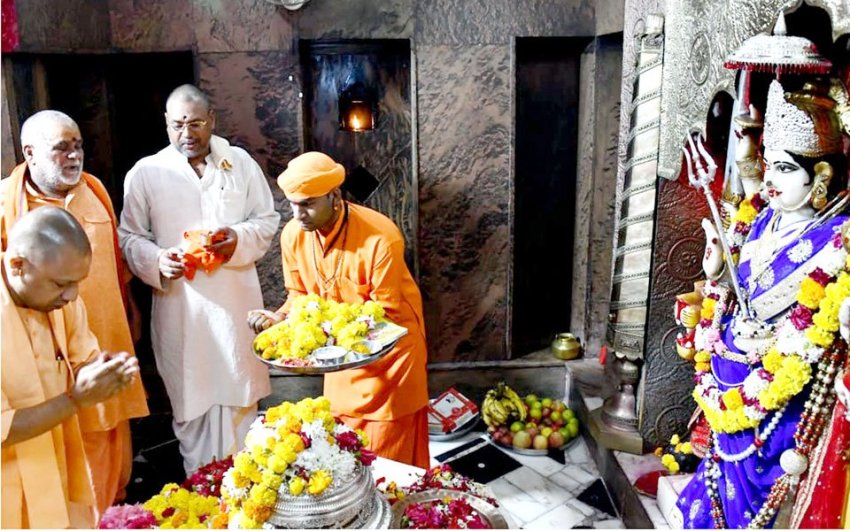 UPCM देवी पाटन तुलसीपुर में सुप्रसिद्ध सिद्ध इक्यावन शक्तिपीठों में एक आदि शक्ति माँ पाटेश्वरी शक्तिपीठ में माता का दर्शन कर पूजा अर्चना करते हुए