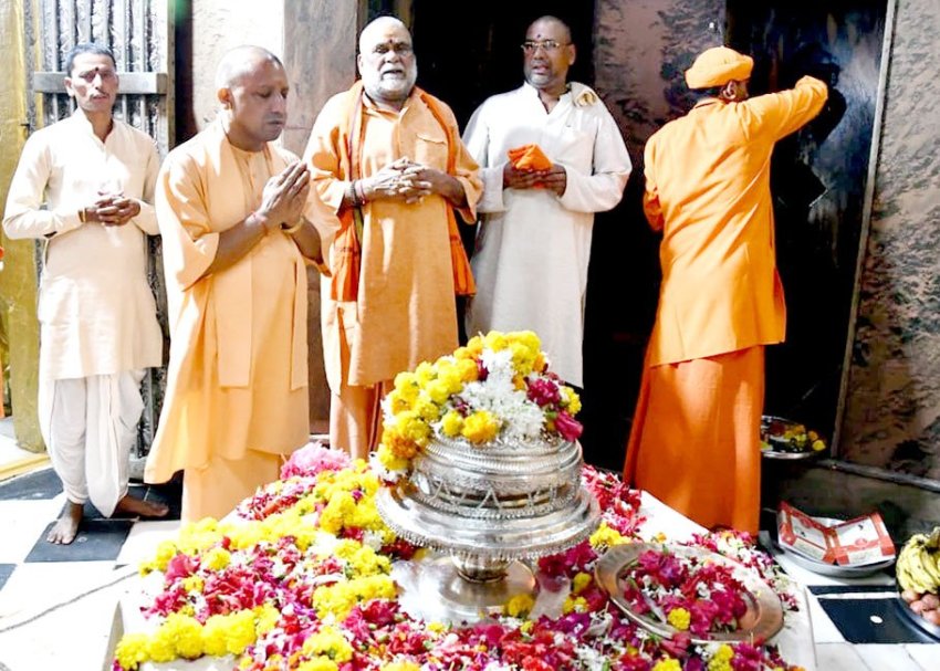 UPCM देवी पाटन तुलसीपुर में पूजा अर्चना करते हुए