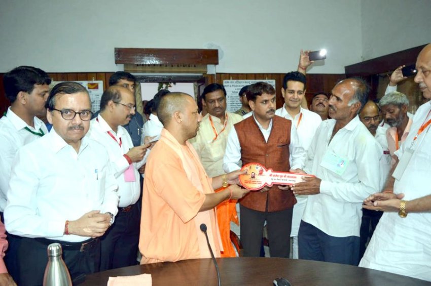UPCM सहारनपुर में विभिन्न जनकल्याणकारी योजनाओं के लाभार्थियों को प्रमाण-पत्र प्रदान करते हुए