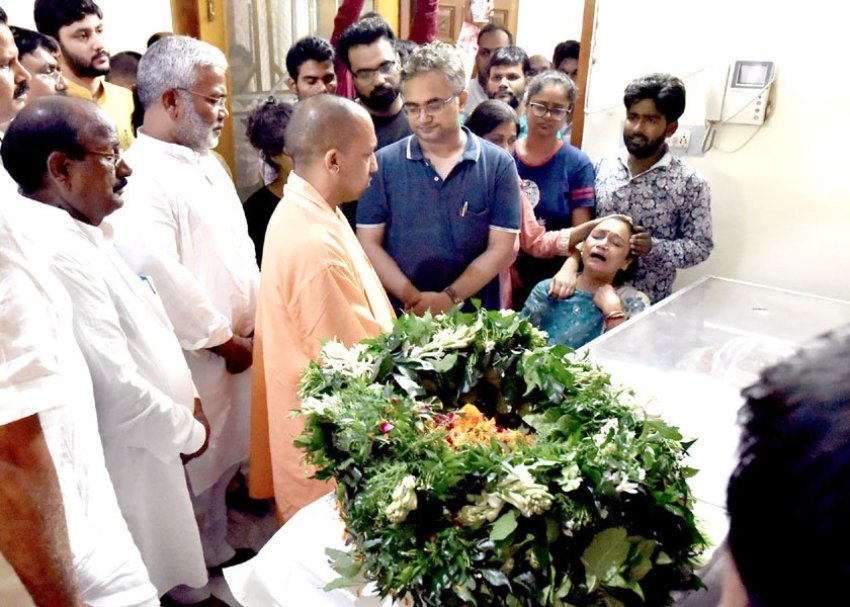 UPCM लखीमपुर खीरी की विधानसभा निघासन से भाजपा विधायक के निधन पर उनके आवास पर शोक संतप्त परिजनों को सांत्वना देते हुए
