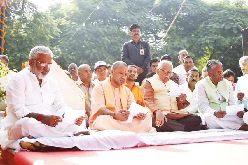 UPCM और राज्यपाल गांधी जी के प्रिय भजनों को सुनते हुए