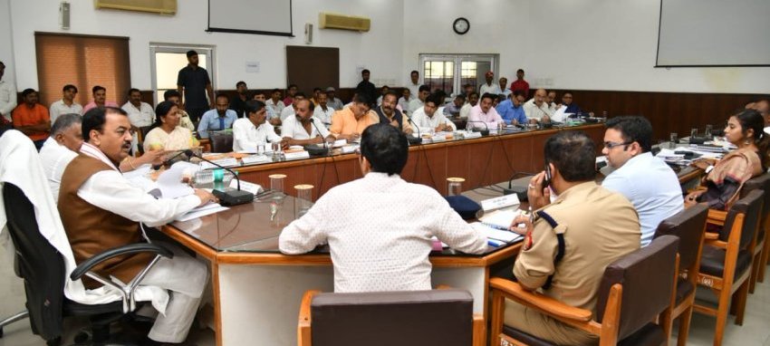 UP_Dy_CM कानपुर नगर की विकास कार्यों की समीक्षा बैठक करते हुए