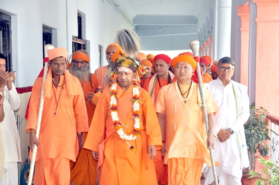 UPCM गोरखनाथ मन्दिर गोरखपुर में विजयादशमी के दिन श्रीनाथ जी के मन्दिर में योगियों, संतों की टोली के साथ पूजा प्रारंभ करते हुए