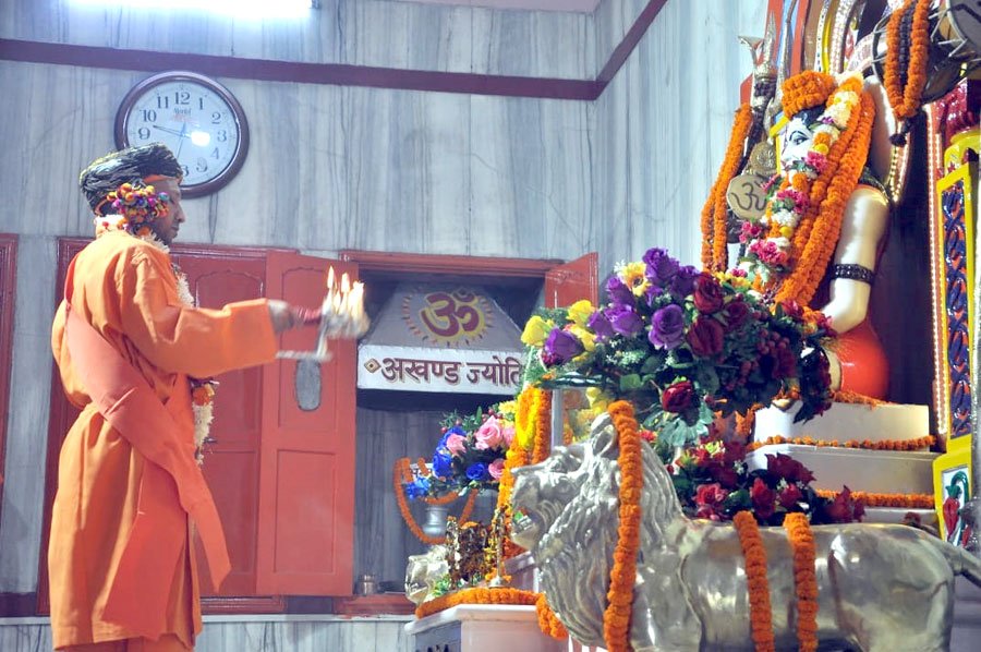 UPCM गोरखनाथ मन्दिर गोरखपुर में विजयादशमी के दिन श्रीनाथ जी का विशेष अनुष्ठान व पूजन करते हुए