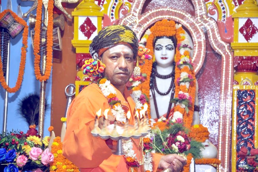 UPCM गोरखनाथ मन्दिर गोरखपुर में विजयादशमी के दिन श्रीनाथ जी का विशेष अनुष्ठान व पूजन करते हुए