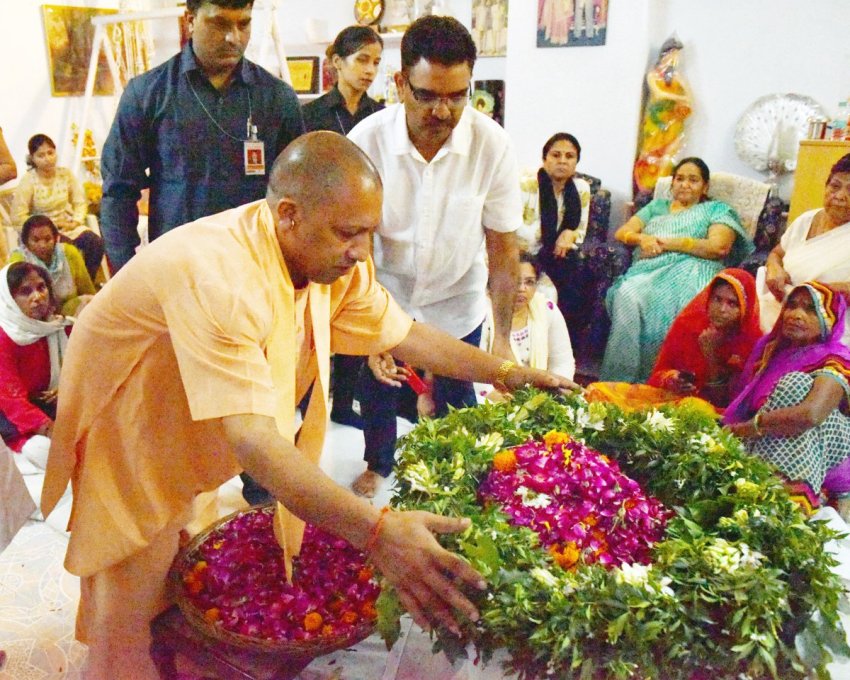 UPCM पूर्व पुलिस महानिदेशक श्रीराम अरूण के निधन पर उनके पार्थिव शरीर पर पुष्पचक्र अर्पित कर श्रद्धांजलि देते हुए
