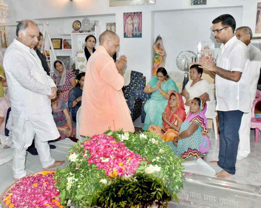 UPCM पूर्व पुलिस महानिदेशक श्रीराम अरूण के निधन पर उनके परिजनों से भेंट करते हुए