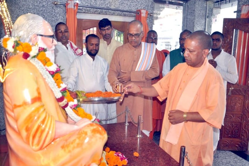 UPCM शारदीय नवरात्र के पावन पर्व पर प्रथम दिन गोरखनाथ मंदिर में पूजा अर्चना करते हुए