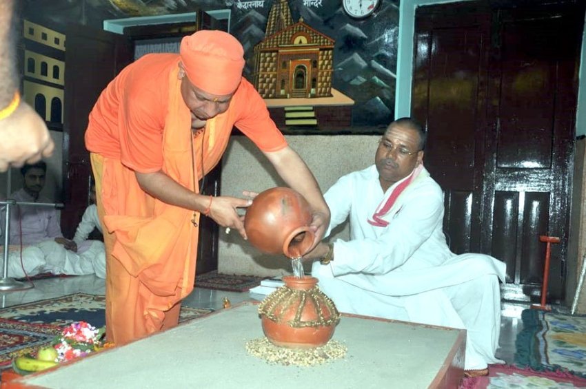 UPCM शारदीय नवरात्र के पावन पर्व पर प्रथम दिन गोरखनाथ मंदिर में पूजा अर्चना करते हुए