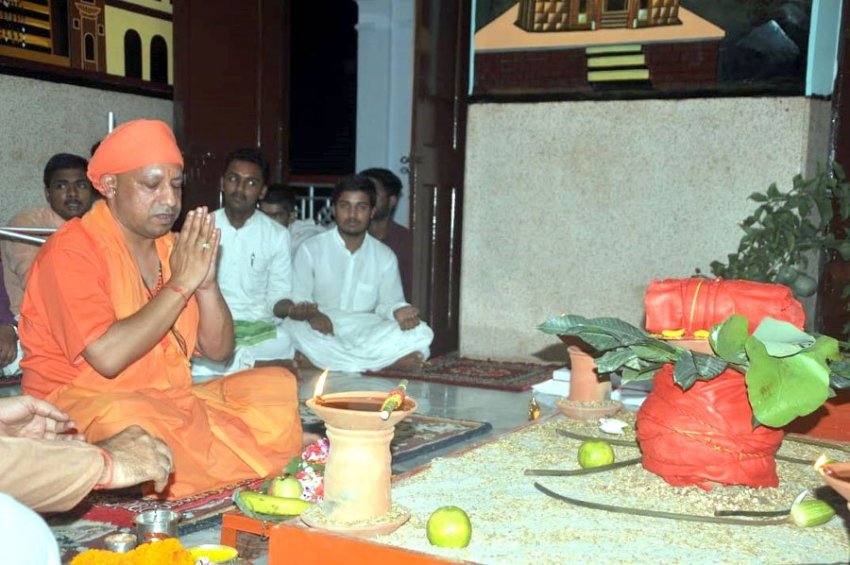 UPCM शारदीय नवरात्र के पावन पर्व पर प्रथम दिन गोरखनाथ मंदिर में पूजा अर्चना करते हुए