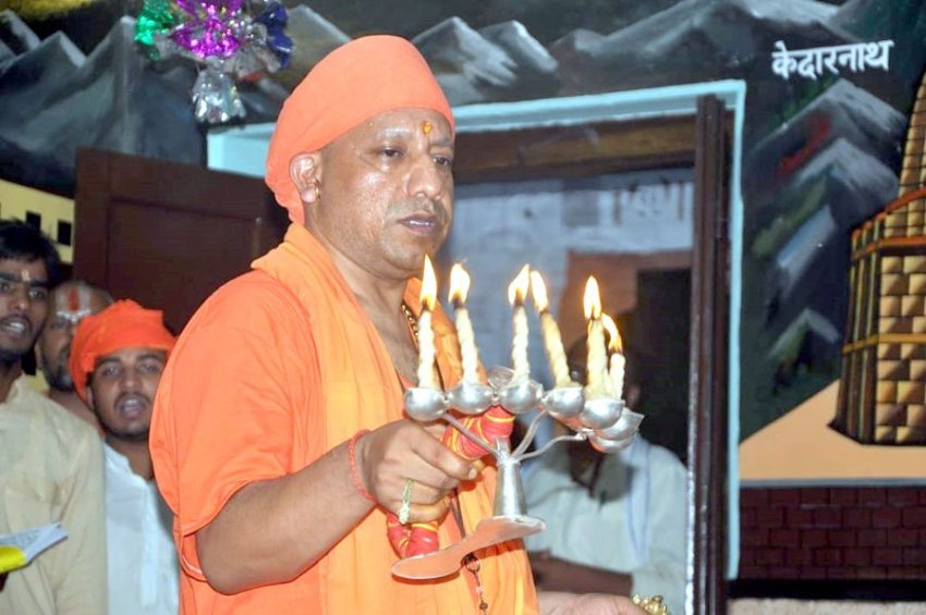 UPCM शारदीय नवरात्र के पावन पर्व पर प्रथम दिन गोरखनाथ मंदिर में पूजा अर्चना करते हुए