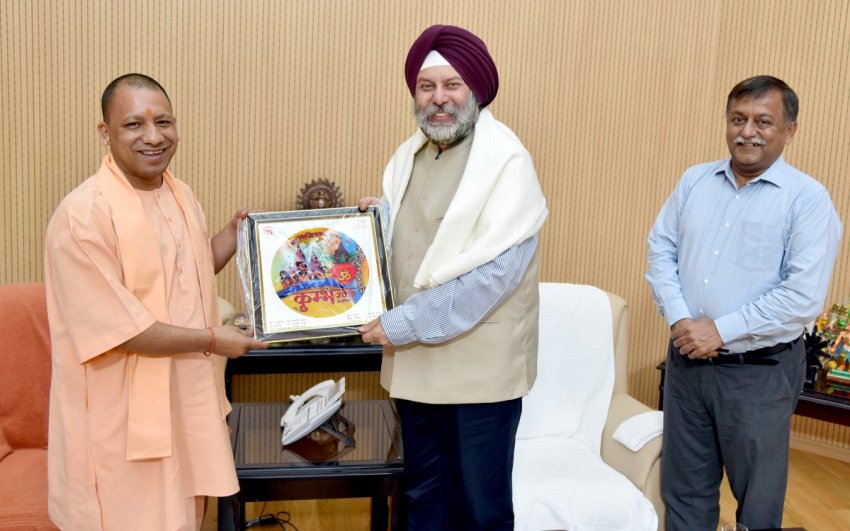 UPCM नेपाल में भारत के राजदूत मंजीव पुरी  कुम्भ का लोगो भेंट करते हुए