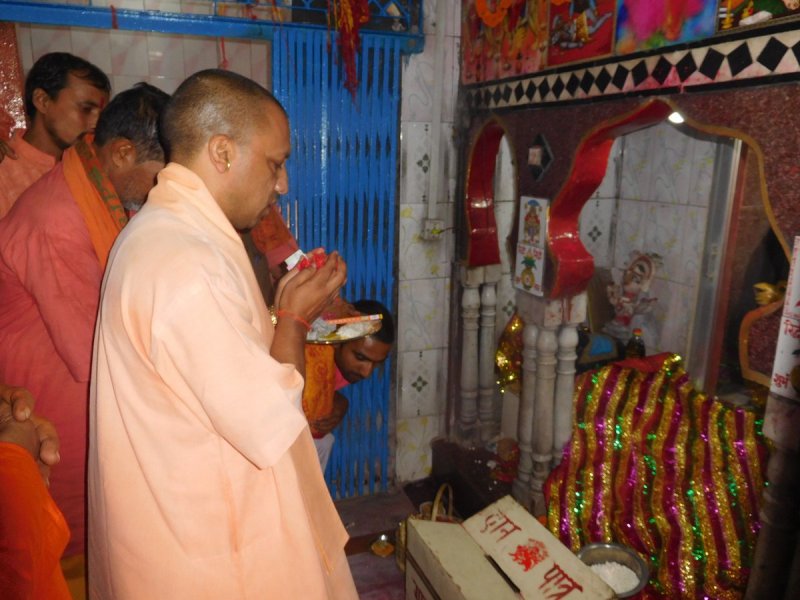 UPCM गोरखपुर में कुस्मही जंगल स्थित बुढ़िया माता मंदिर (दुर्गा मंदिर) में पूजा करते हुए
