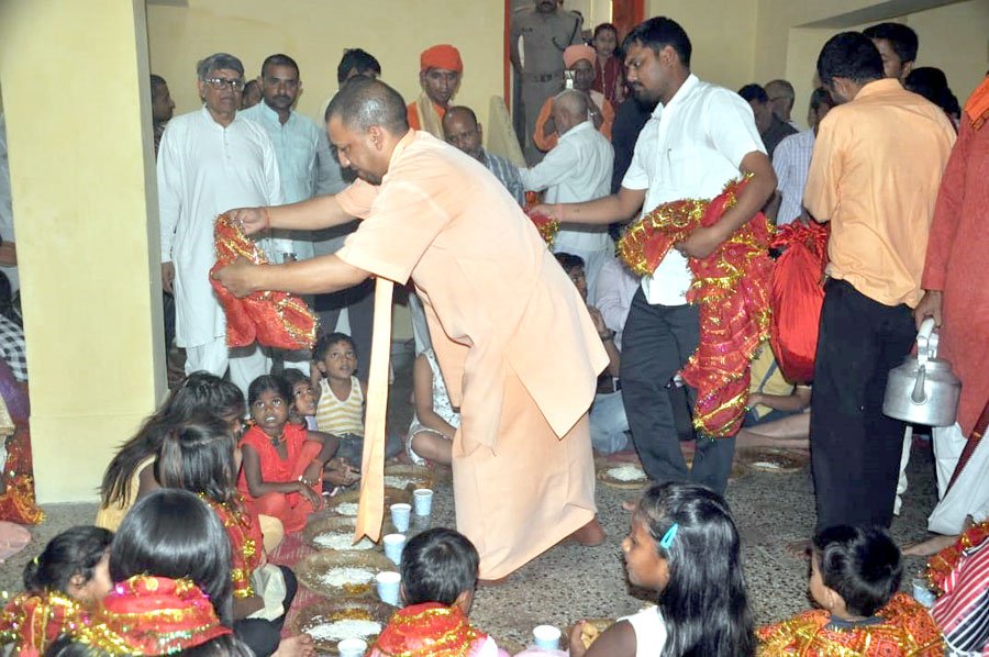 UPCM ‘महानवमी’ के पावन अवसर पर नौ देवी स्वरूपा कुमारी कन्याओं का पूजन एवं आरती विधि विधान से सम्पन्न करने के उपरान्त उन्हें भोजन, प्रसाद और दान-दक्षिणा देकर विदा करते हुए