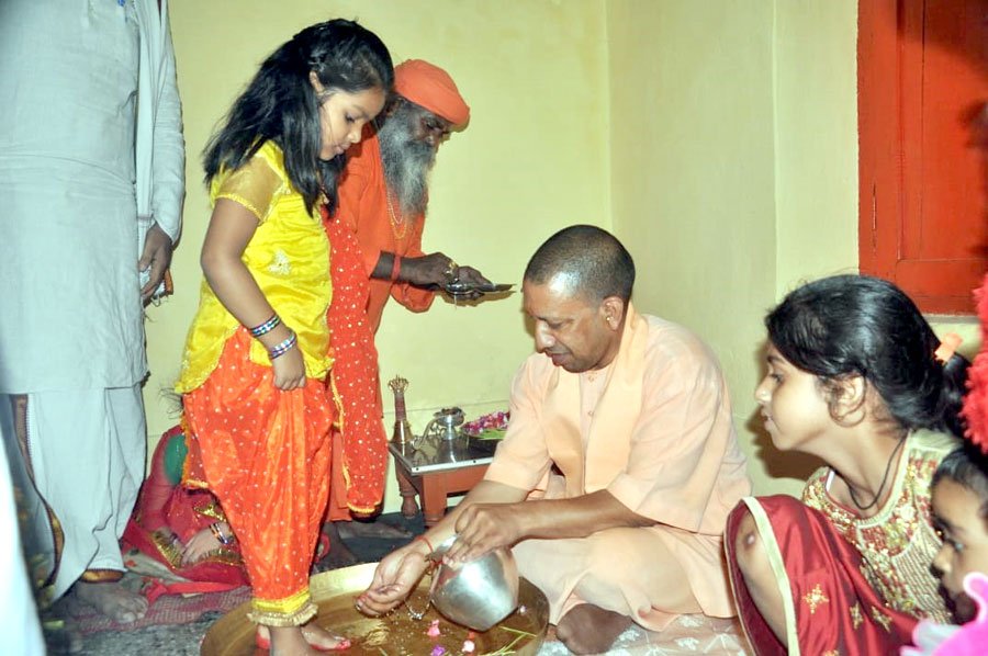 UPCM ‘महानवमी’ के पावन अवसर पर नौ देवी स्वरूपा कुमारी कन्याओं का पूजन एवं आरती विधि विधान से सम्पन्न करने के उपरान्त उन्हें भोजन, प्रसाद और दान-दक्षिणा देकर विदा करते हुए
