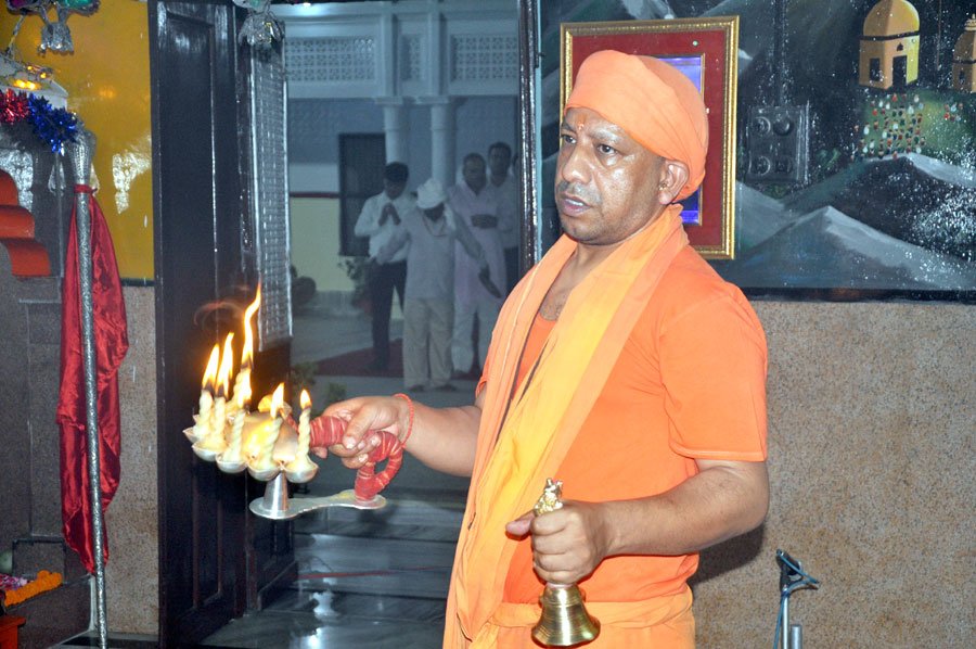 UPCM गोरखनाथ मन्दिर गोरखपुर मठ स्थित श्री श्री माँ दुर्गा मन्दिर में शारदीय नवरात्र में चल रहे दुर्गा पूजन के अवसर पर आज सायंकाल नवमी को माँ दुर्गा का पूजन एवं विधिवत आरती करते हुए