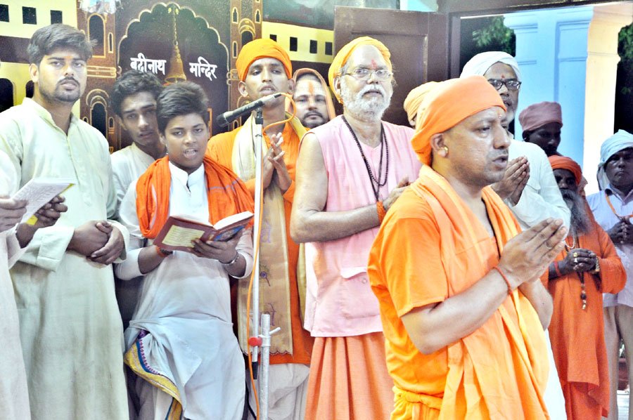 UPCM गोरखनाथ मन्दिर गोरखपुर मठ स्थित श्री श्री माँ दुर्गा मन्दिर में शारदीय नवरात्र में चल रहे दुर्गा पूजन के अवसर पर आज सायंकाल नवमी को माँ दुर्गा का पूजन एवं विधिवत आरती करते हुए