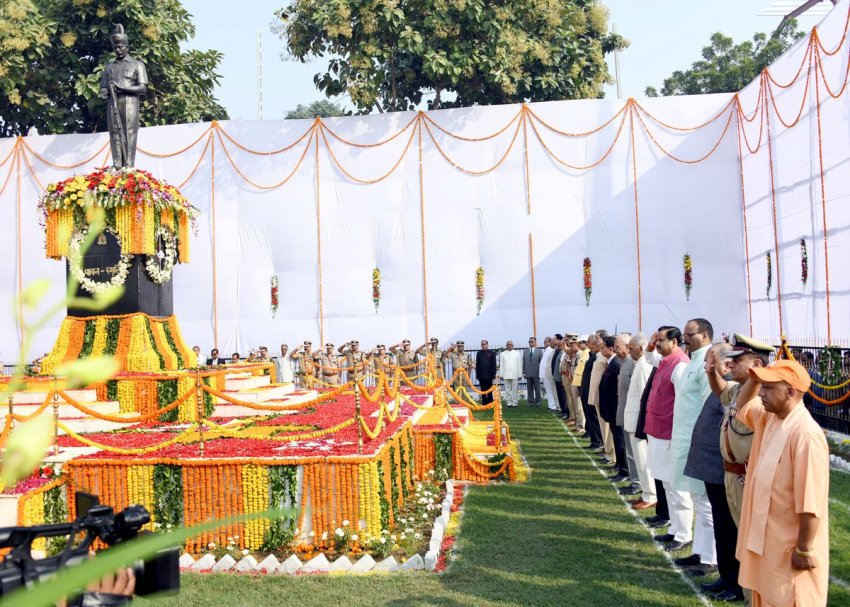 UPCM प्राणों की आहुति देने वाले पुलिसकर्मियों को रिजर्व पुलिस लाइन में पुलिस स्मृति दिवस के अवसर पर श्रद्धांजलि देते हुए